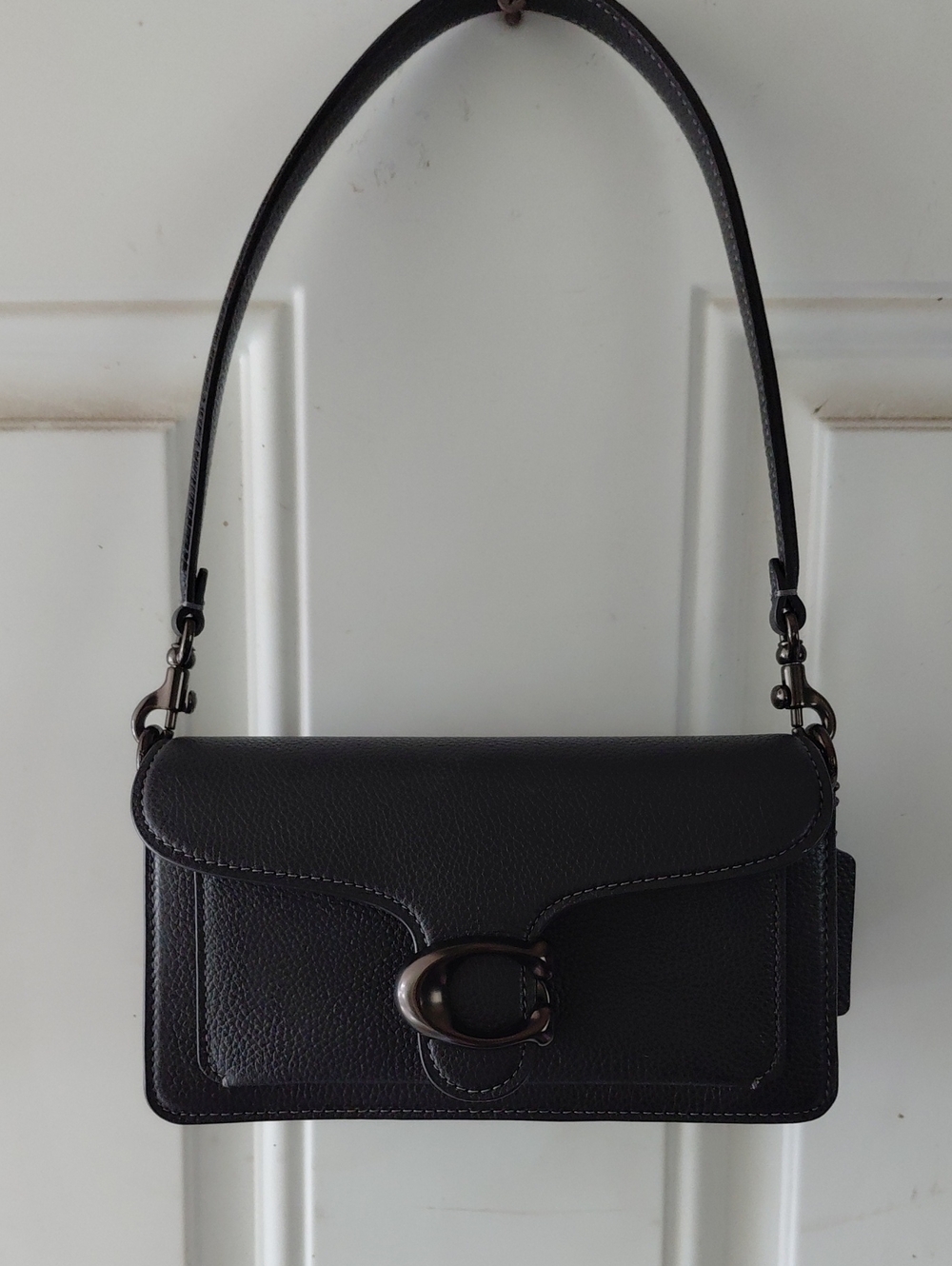 Black Leather Shoulder Bag with Signature Ring Closure Coach Tabby.